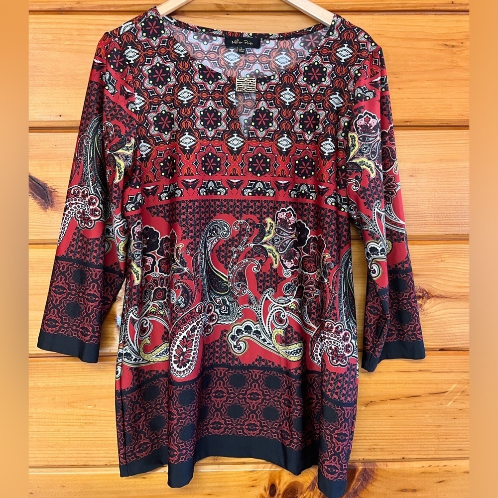 Melissa Paige L Red & Black Multi Patterned 3/4 Sleeve V Neck W/ Golden Piece